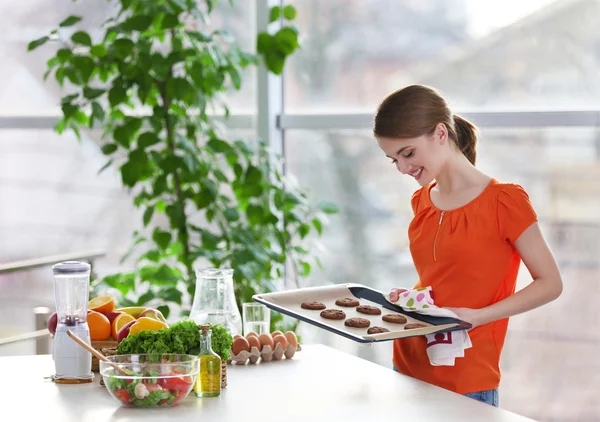 Junge Frau mit einer Pfanne Schokokekse — Stockfoto