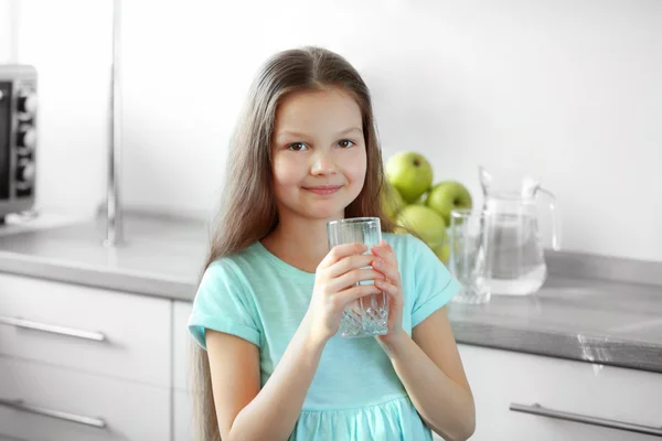 Lány ivóvíz — Stock Fotó