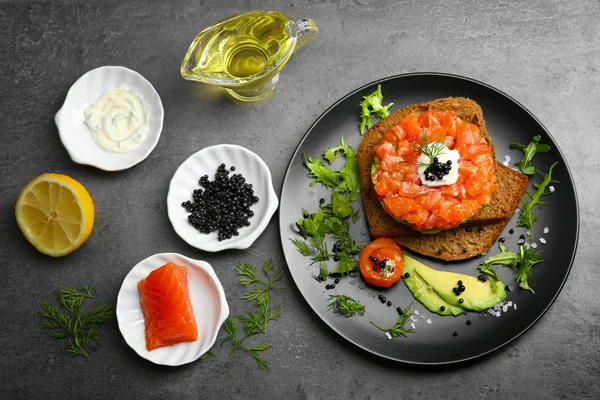 Tartar segar dengan salmon — Stok Foto