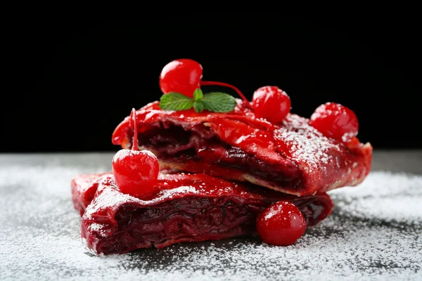 Strudel de cereza con menta — Foto de Stock