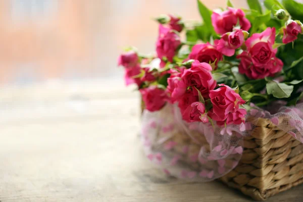 Rosas rosadas en una canasta de mimbre —  Fotos de Stock