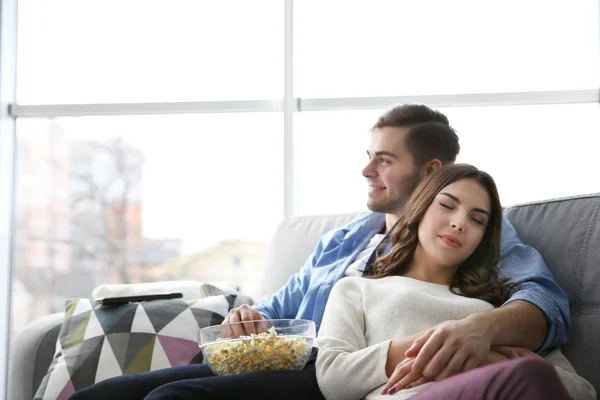 Jovem assistindo tv — Fotografia de Stock