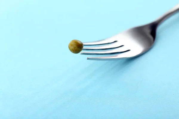 Silver fork with single pea — Stock Photo, Image