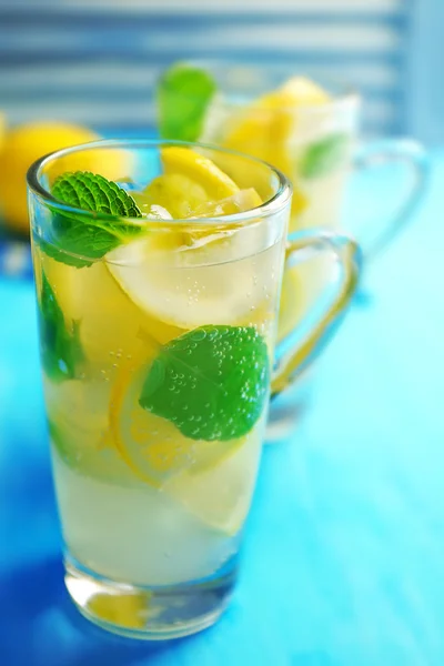 Limonade mit Zitrone und Minze — Stockfoto