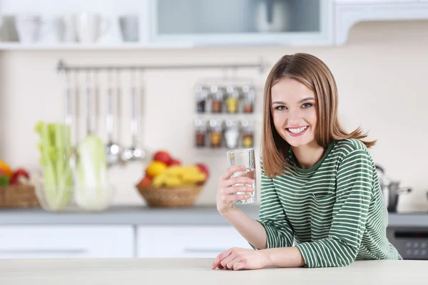 Junge Frau mit Glas — Stockfoto