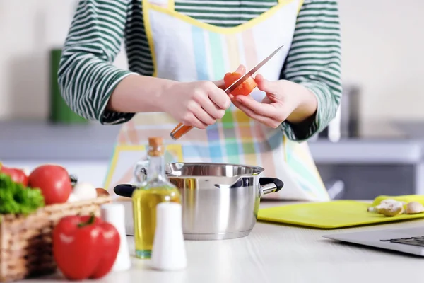 Young woman cooking in kitchen — Stock Photo, Image