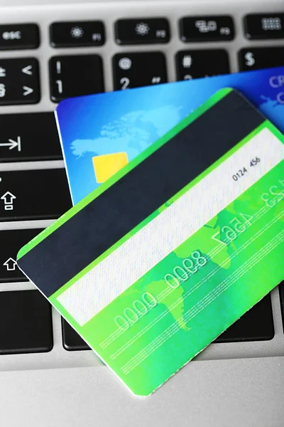 Кредитные карты на клавиатуре — стоковое фото