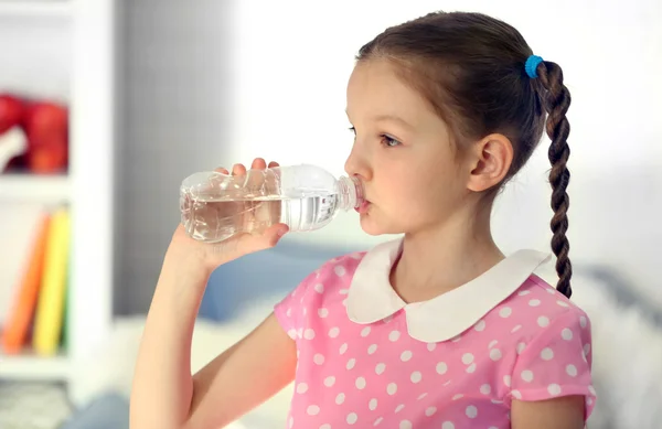 Chica beber agua —  Fotos de Stock