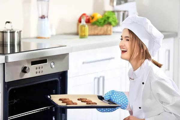 Mujer joven con pan de galletas de chocolate — Foto de Stock