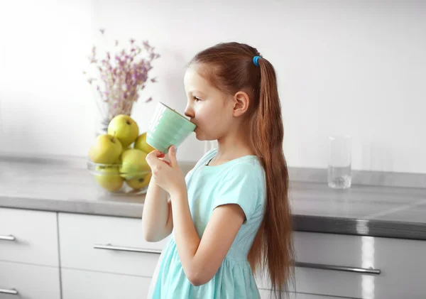 Menina água potável — Fotografia de Stock