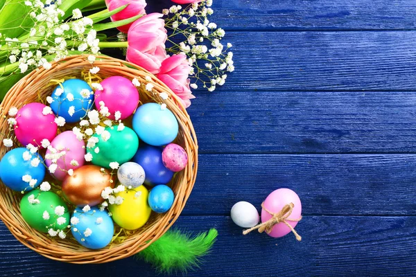 Színes húsvéti tojás, virágok — Stock Fotó
