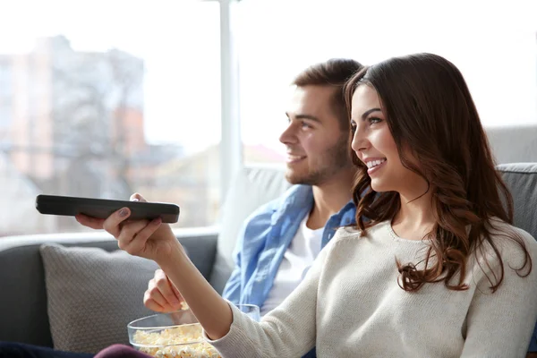 Jovem casal assistindo TV — Fotografia de Stock