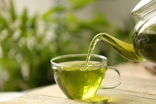 Teapot pouring tea — Stock Photo, Image