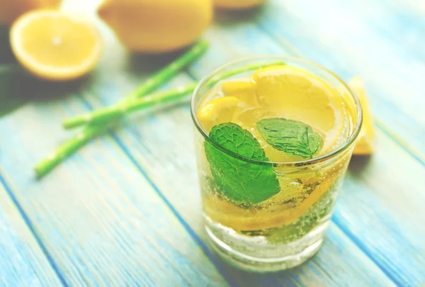 Limonata limon ve nane ile — Stok fotoğraf