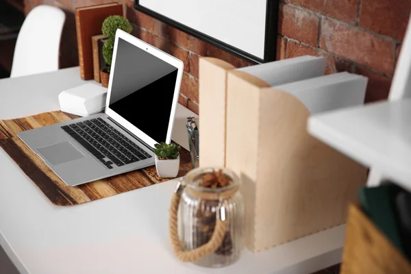 Tempat kerja dengan laptop di atas meja — Stok Foto