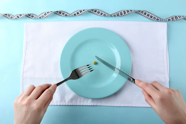 Manos femeninas sosteniendo cuchillo y tenedor — Foto de Stock