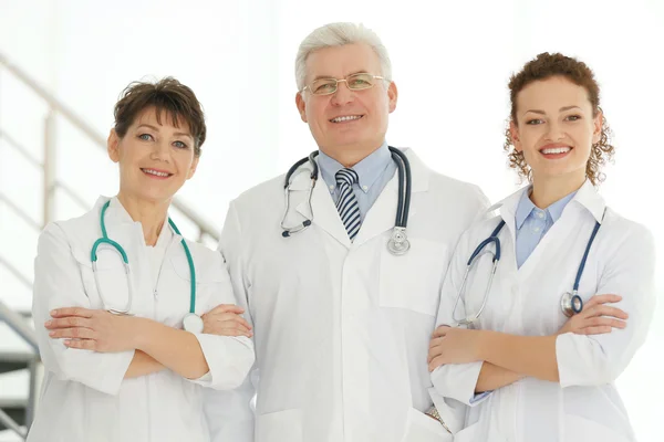 Equipe Médicos Sorridentes Dentro Casa — Fotografia de Stock