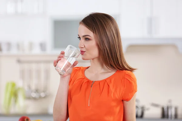 Mujer joven bebiendo agua — Foto de Stock