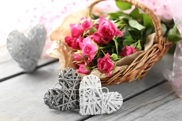 Pink roses in a wicker basket — Stock Photo, Image