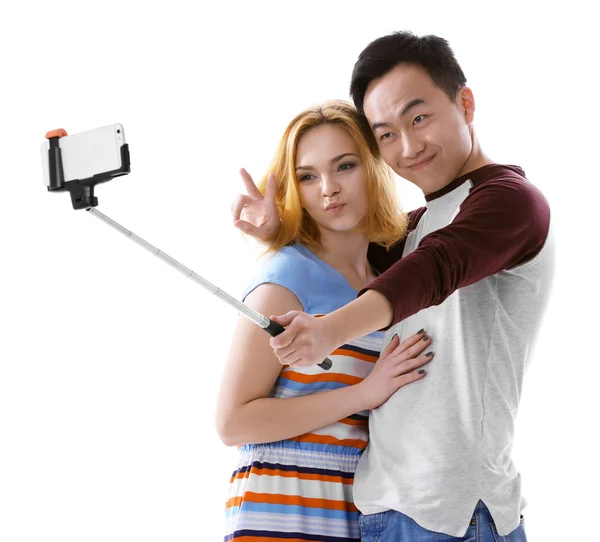 Pareja Joven Tomando Selfie Con Teléfono Móvil Aislado Blanco —  Fotos de Stock