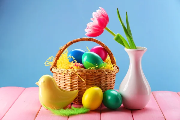 Bunte Ostereier im Weidenkorb — Stockfoto