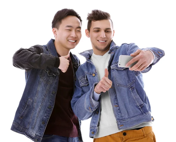 Dwóch Młodych Mężczyzn Biorąc Selfie Telefonu Komórkowego Białym Tle — Zdjęcie stockowe