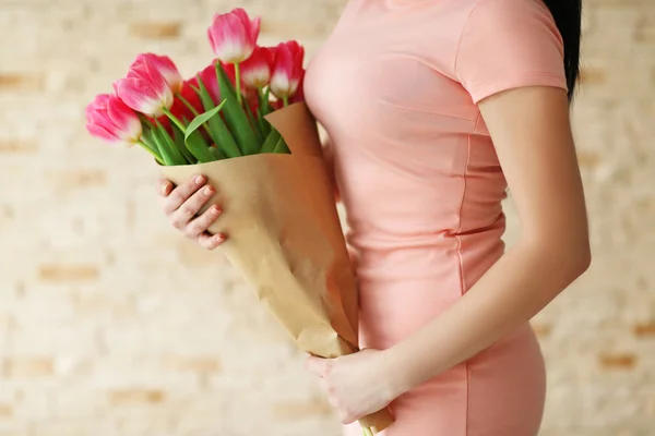 Vrouw met een verse boeket — Stockfoto