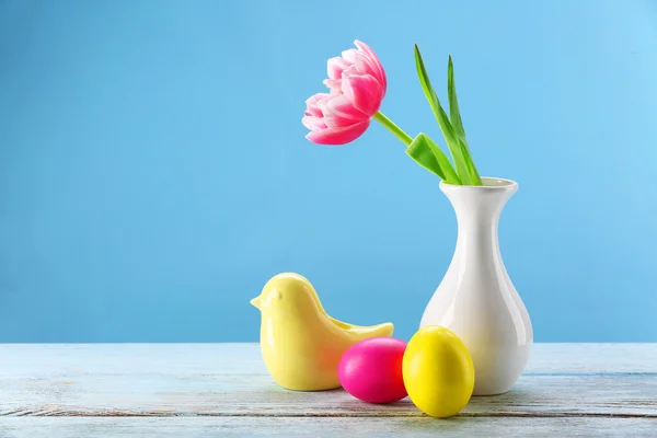 Пасхальные яйца, птица и свежий тюльпан — стоковое фото