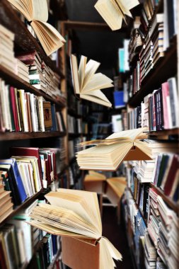 Kütüphane raflardan uçan kitapları  