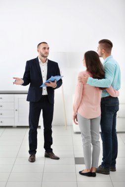 Emlakçı ile mutlu aile