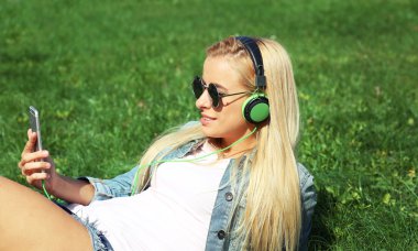 kulaklık ve smartphone kadın ile