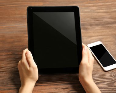 Tablet kullanarak eller