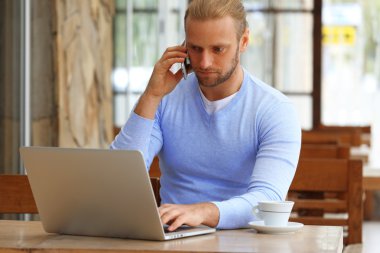 Genç çekici işadamı Öğle Yemeği 