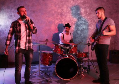 Müzik aletleri çalarken müzisyenler