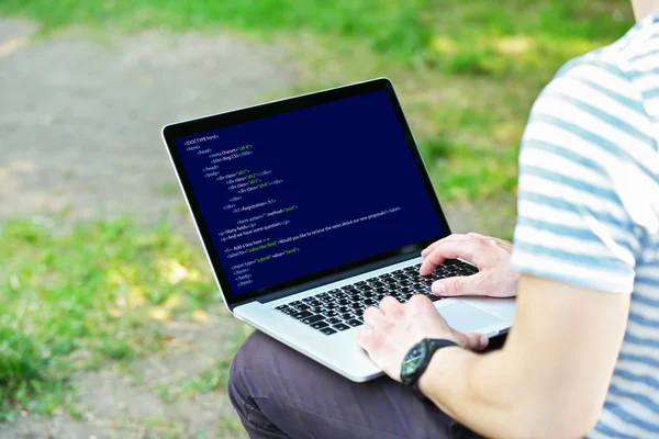 Man met laptop — Stockfoto