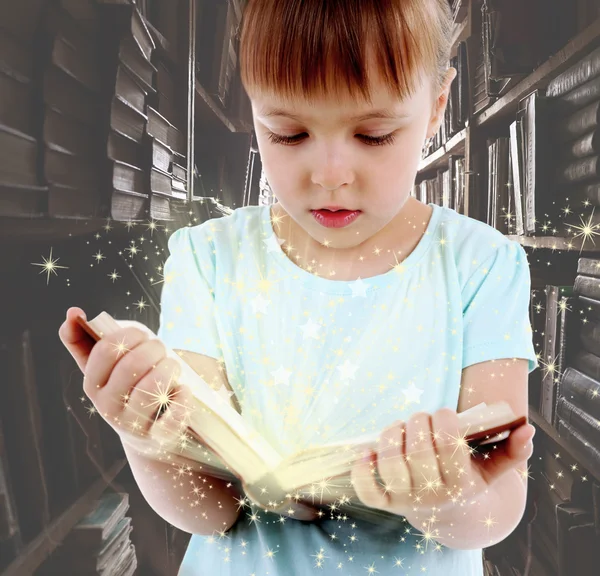 Niño Con Libro Magia —  Fotos de Stock