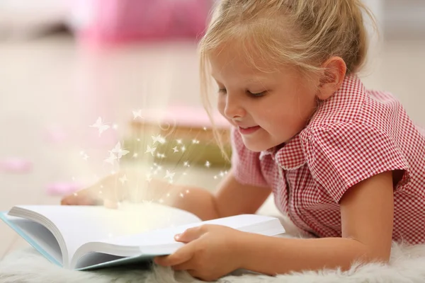 Bambino Con Libro Magico — Foto Stock