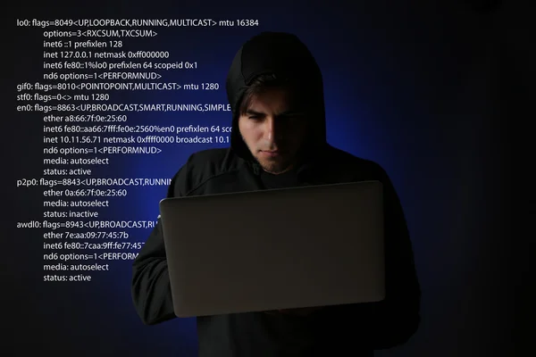 Hacker trabalhando com computador — Fotografia de Stock