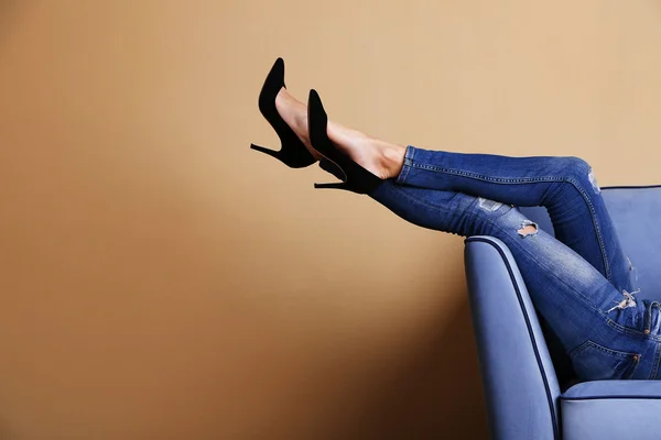 Pernas de mulher no sofá — Fotografia de Stock