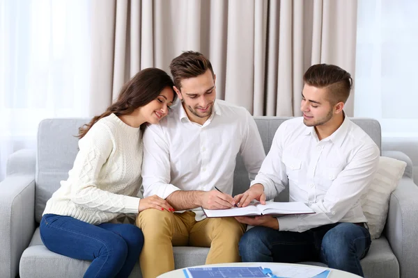 Estate agent with couple — Stock Photo, Image