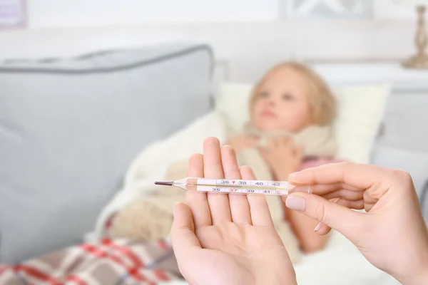 Little girl with sore throat — Stock Photo, Image