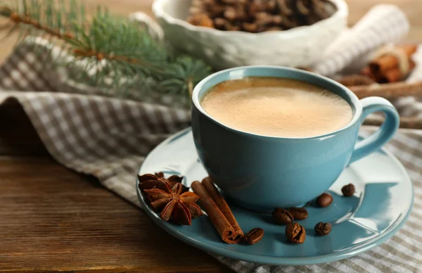 Tasse Kaffee und Weihnachtsbaum — Stockfoto