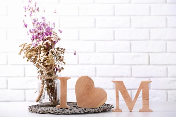 Dřevěný dekor a květiny — Stock fotografie
