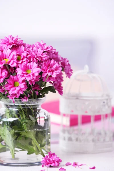 Schöne Blumen in der Vase — Stockfoto