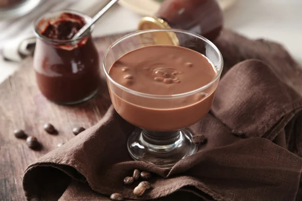 Smält choklad på skål, på trä bakgrund — Stockfoto