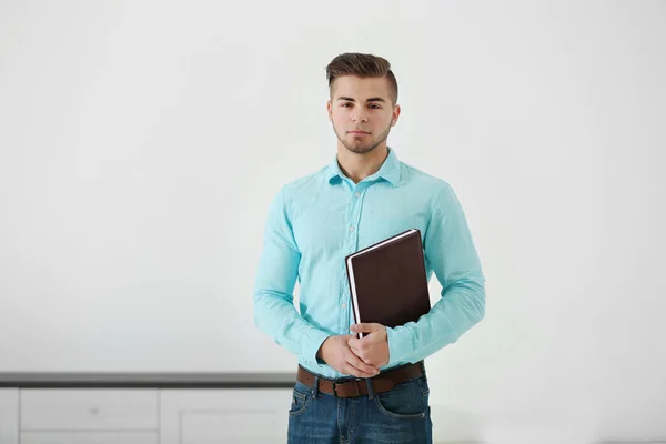 Friendly male estate-agent — Stock Photo, Image