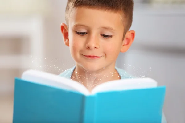 Criança com livro mágico — Fotografia de Stock