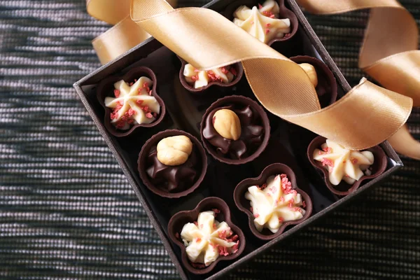 Bonbons au chocolat sur fond de tissu — Photo