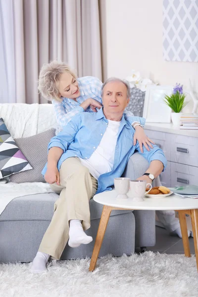 Pareja madura en casa — Foto de Stock