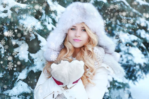 Retrato de inverno de jovem loira — Fotografia de Stock